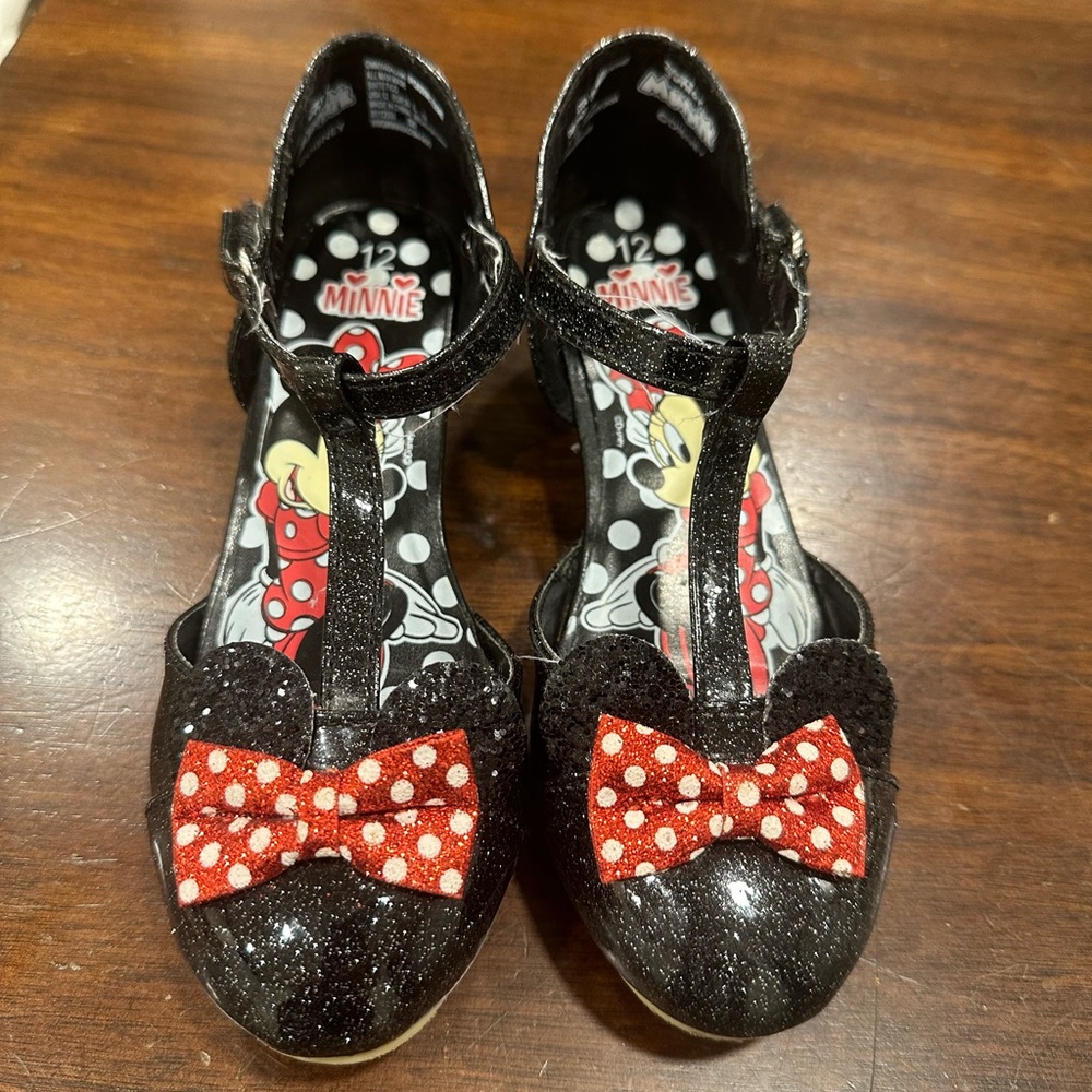 Disney junior Minnie dress up shoes. Very good condition.